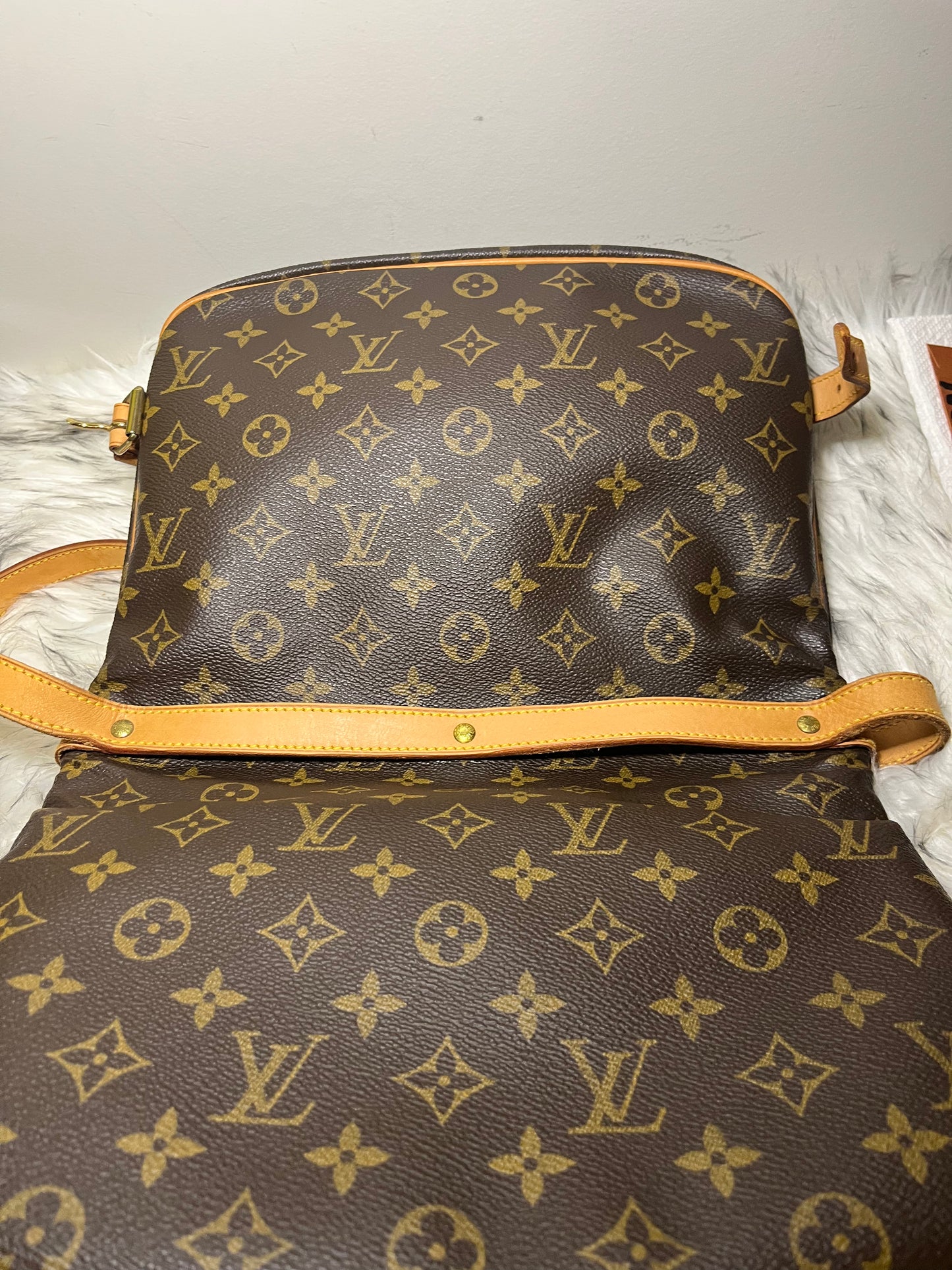 LOUIS VUITTON SAUMUR 30